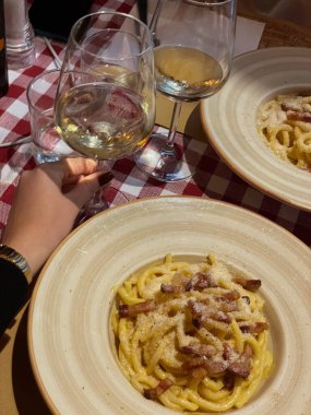 Akşam yemeğinde şaraplı makarna.