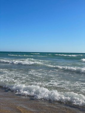 Güneşli bir günde dalgalar deniz