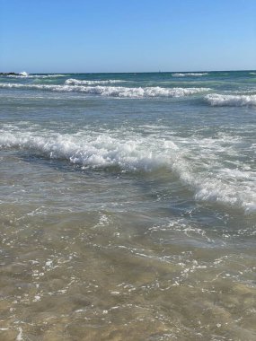 Güneşli bir günde dalgalar deniz