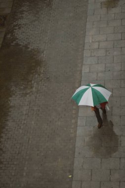 Yağmurlu bir havada şemsiye altında bir insanın üst görüntüsü