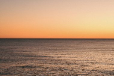 Denizin üzerinde gün batımı