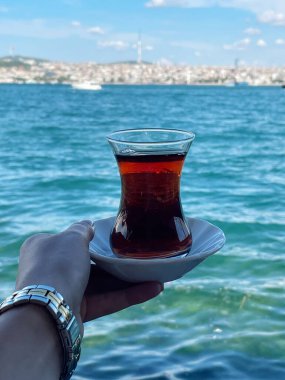 İstanbul 'da İstanbul Boğazı' nda Türk çayı içmek