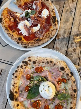 Masada iki İtalyan pizzası var.