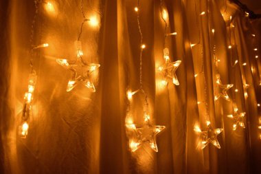 Yıldızlar şeklinde neşeli bir çelenk.