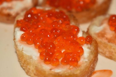 Kırmızı havyar ile sandviç