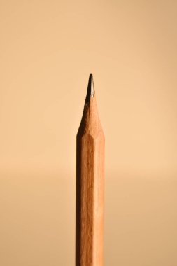 Keskinleştirilmiş kalemle grafit yakın plan.