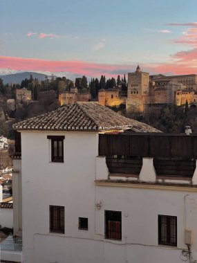 Granada'da Alhambra kale görünümü