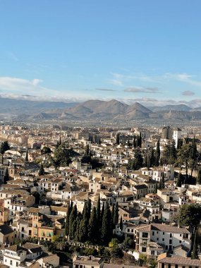 Bir İspanyol şehri ve dağlarının üstünden bak.