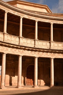 Uzun kolonları olan yuvarlak bir bina.