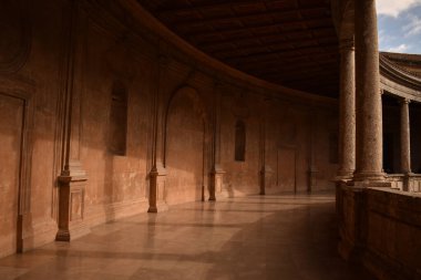 Uzun kolonları olan yuvarlak bir bina.