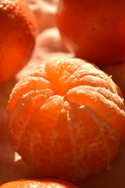 Olgun sulu portakallar masada yatıyor.