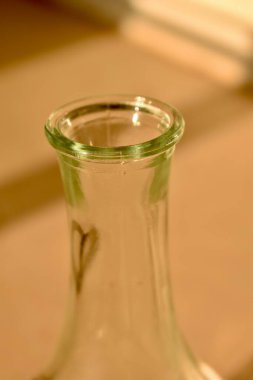 İçerideki çiçekler için cam sürahi.