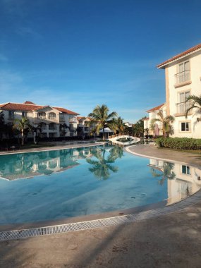 Tropik bir ülkede bir otelde yüzme havuzu.