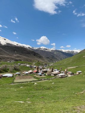 Karla kaplı tepeleri olan yüksek dağlar