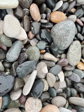 Deniz kıyısındaki sahilde büyük taşlar.