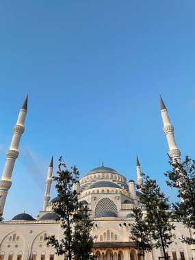 İstanbul 'da gökyüzüne karşı cami
