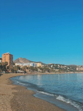 Dağların yakınındaki deniz kıyısında