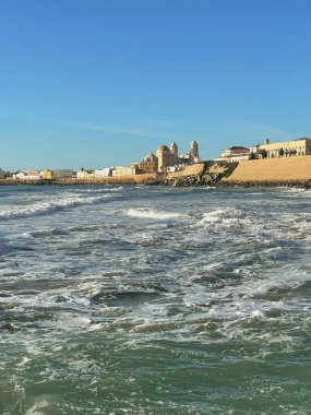 Antik İspanyol şehri Cadiz 'in denizden görünüşü