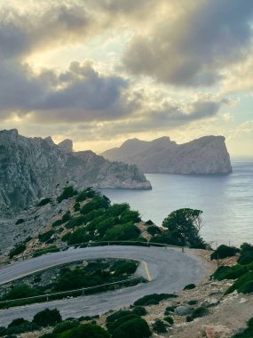 Gün batımında kayalık dağlara giden yol.