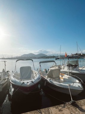 Yatlar iskelede demirli.