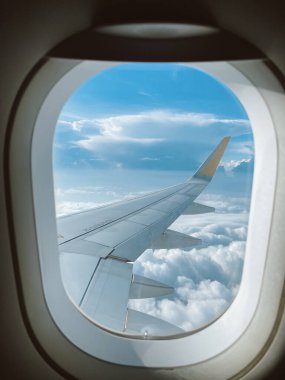 Uçak penceresinden bulutların görüntüsü