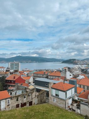 Bir İspanyol sahil kasabasının yukarıdan görünüşü