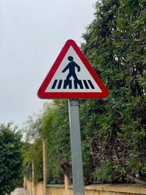 Caddede yaya geçidi tabelası var.