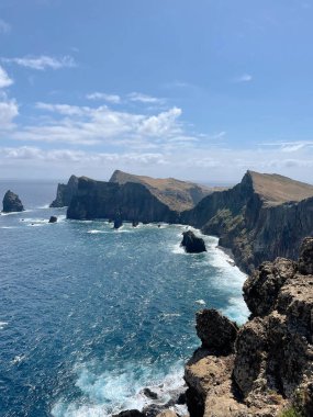 Madeira kıyısındaki kayalıklar
