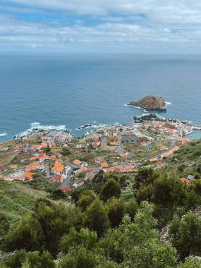Deniz kenarındaki küçük bir Portekiz kasabasının manzarası.