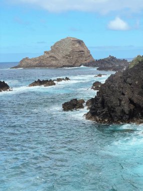 Madeira 'da okyanus kenarındaki kayalar