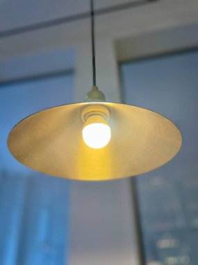 Tavan lambası yanıyor.