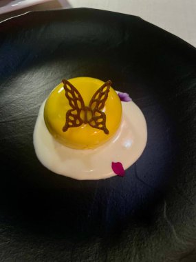 Pahalı bir restoranda yemek servisi.