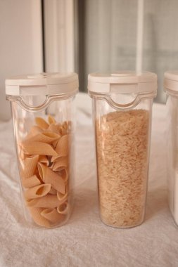 Mısır gevrekleri mutfaktaki kaplarda.