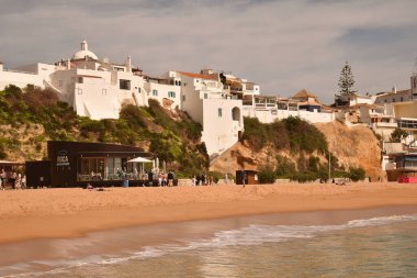 Beyaz Saray, Portekiz 'de sahilin ve okyanusun arka planına karşı.