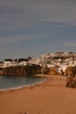 Beyaz Saray, Portekiz 'de sahilin ve okyanusun arka planına karşı.