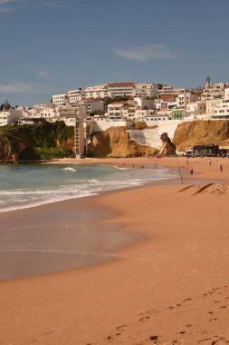 Okyanus kenarındaki kumsal ve Portekiz 'de beyaz evleri olan bir şehir.