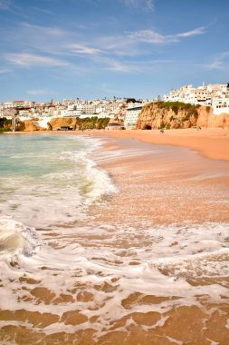 Okyanus kenarındaki kumsal ve Portekiz 'de beyaz evleri olan bir şehir.