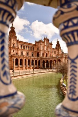 Sevilla şehrindeki Plaza de Espaa 'nın sütunlarına bakın.