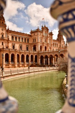 Sevilla şehrindeki Plaza de Espaa 'nın sütunlarına bakın.