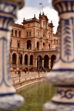 Sevilla şehrindeki Plaza de Espaa 'nın sütunlarına bakın.