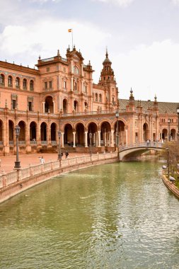 Bulutlu bir günde Sevilla 'daki Plaza de Espana manzarası