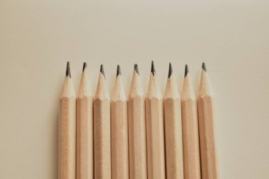 Beyaz arkaplanda basit grafit kalemler