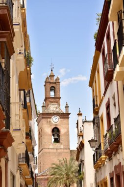 Eski bir İspanyol kasabasının dar bir sokağında renkli evler