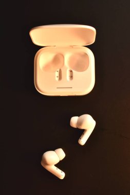 Siyah arkaplanda kablosuz kulaklık.