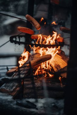 Korouoma Kanyonu, Laponya 'da açık ateşte sosis pişirmek.