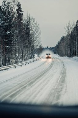 Karlı bir kış günü Rovaniemi, Laponya 'da buzlu kutup yolunda araba.