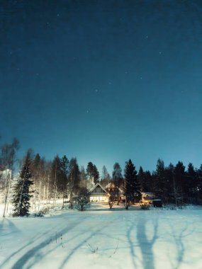 Karlı kış ormanlarında bir ev Kutup gecesinde Rovaniemi, Laponya