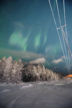 Kuzey ışıkları gökyüzünde karlı yolda Rovaniemi 'de, Laponya' da