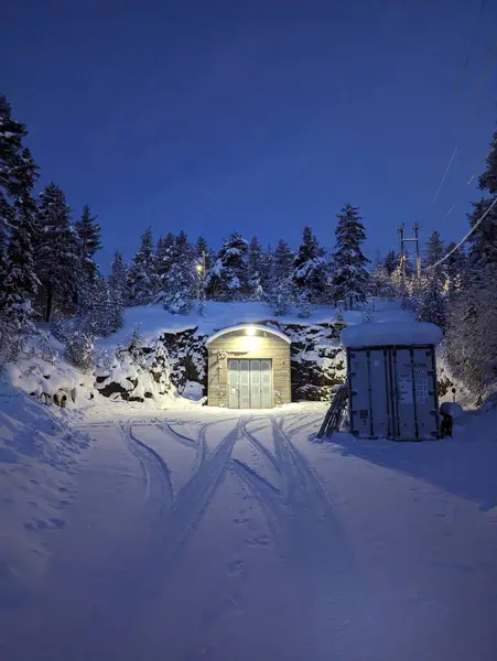 Kışın kar altında nükleer sığınak Rovaniemi, Laponya