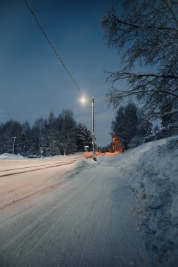 Kışın Rovaniemi 'de karlı yol, Alacakaranlıkta Laponya